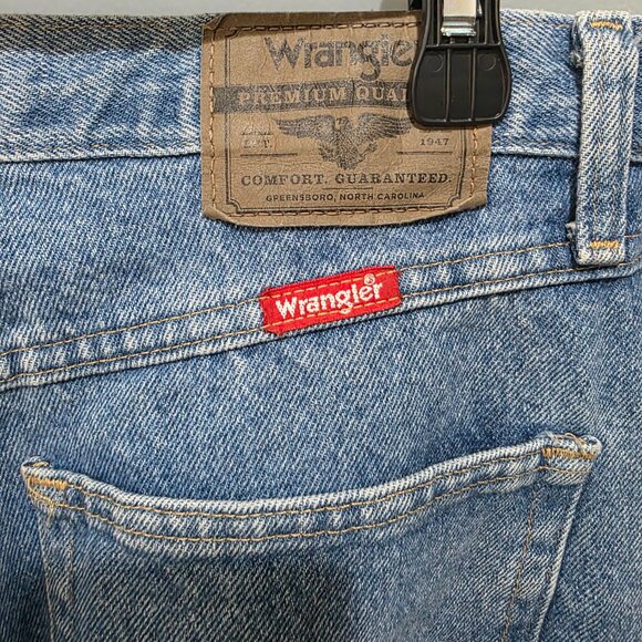 Wrangler Men’s Relaxed Fit Jeans 32x30 Light Blue Denim Classic Straight Leg - Picture 6 of 8